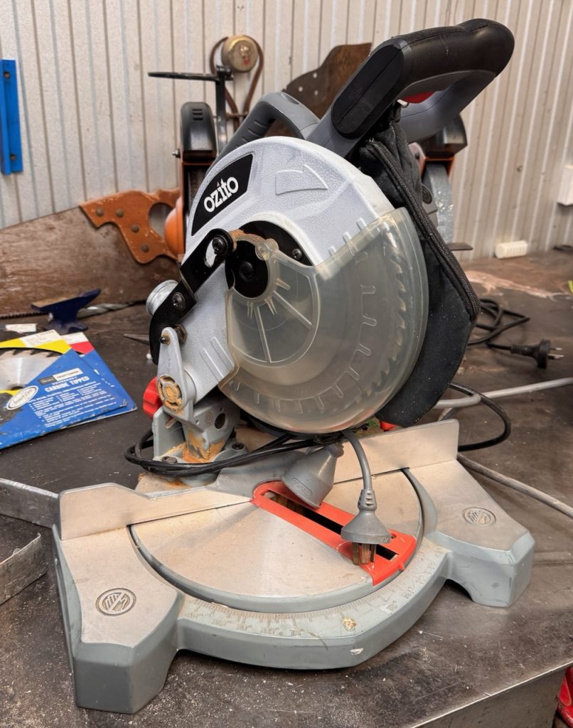 Ozito CMS-210 210mm Compound Mitre Saw