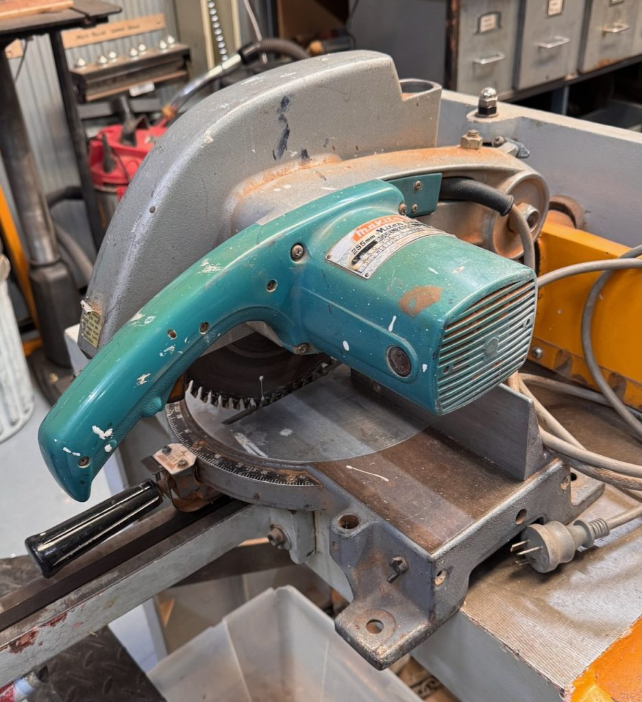 Makita 2400B 255mm Compound Mitre Saw